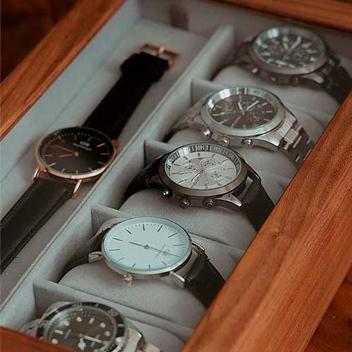 watch-box-with-velvet-interior